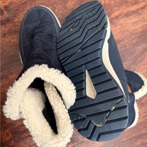 Bzees Black Winter Boots with Cream Lining